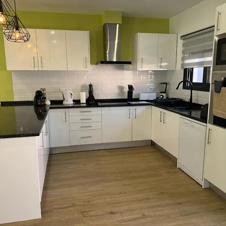 D - Delightful With Free Private Parking