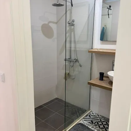 D - Delightful With Free Private Parking