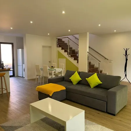 D - Delightful With Free Private Parking