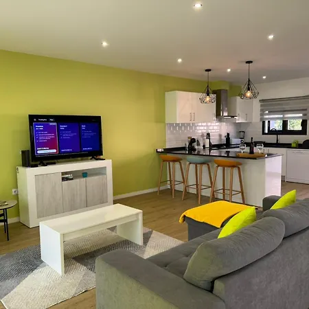 D - Delightful With Free Private Parking *