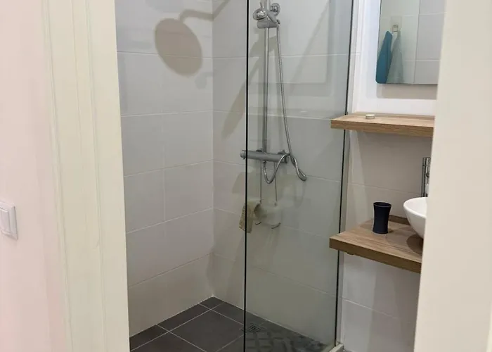 D - Delightful With Free Private Parking