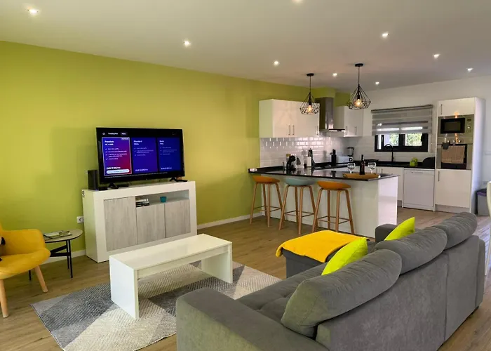 D - Delightful With Free Private Parking *