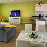 D - Delightful With Free Private Parking Apartmán *