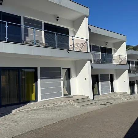 D - Delightful With Free Private Parking Апартаменты