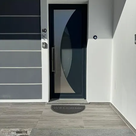 D - Delightful With Free Private Parking Апартаменты *